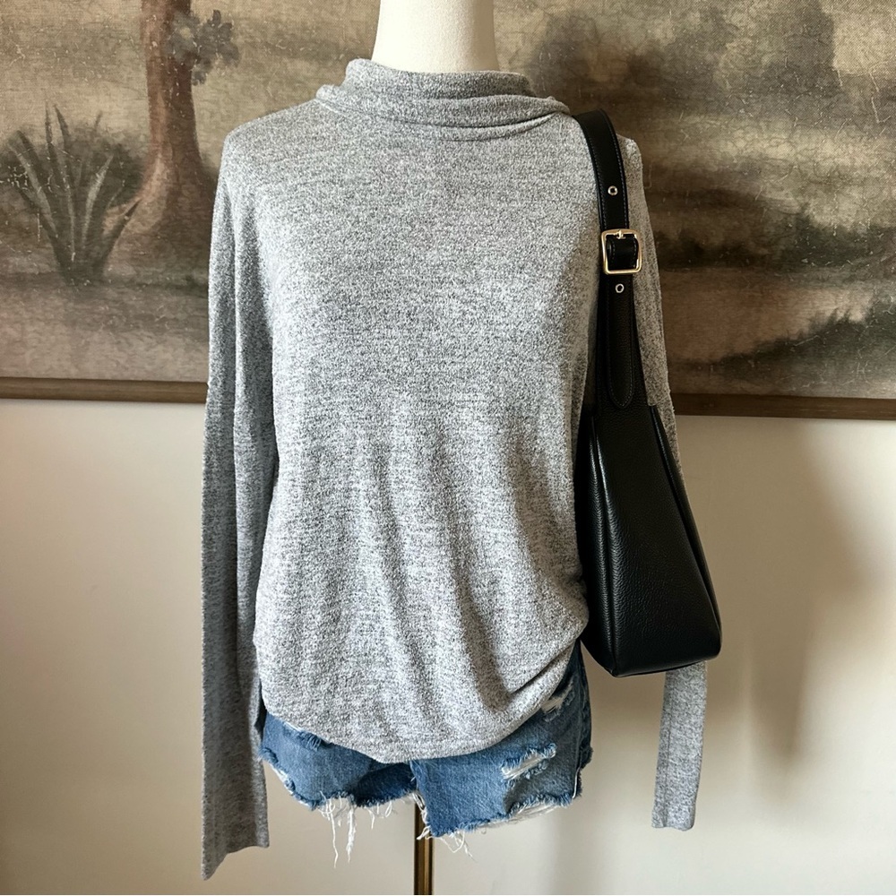 Abercrombie & Fitch Gray Knit Sweater